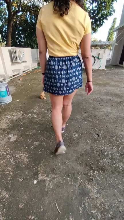 Desi Babe's Evening Stroll with Juicy Ass Flash 😈🍑