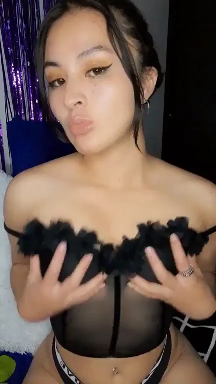 Come and play with my tits daddy😈