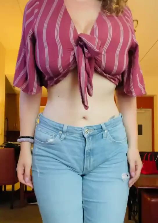 Hourglass Babe's Massive Titty Drop 🔥🍈🍈