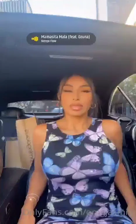 Big Titty Babe Car Strip Tease 💋🚗🍈🍈