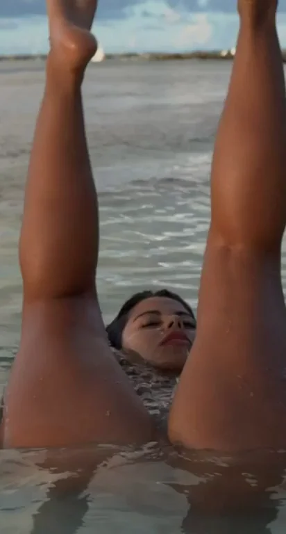Skinny Dipping Twerk Tease: Ebony Booty Bounces in Crystal Waters