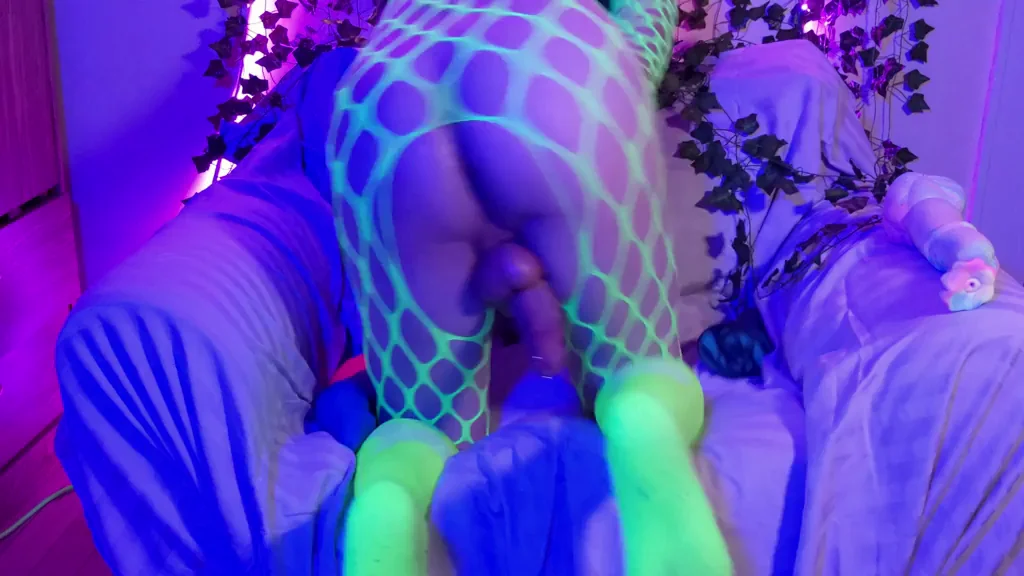Stretching out my hole with a big plug