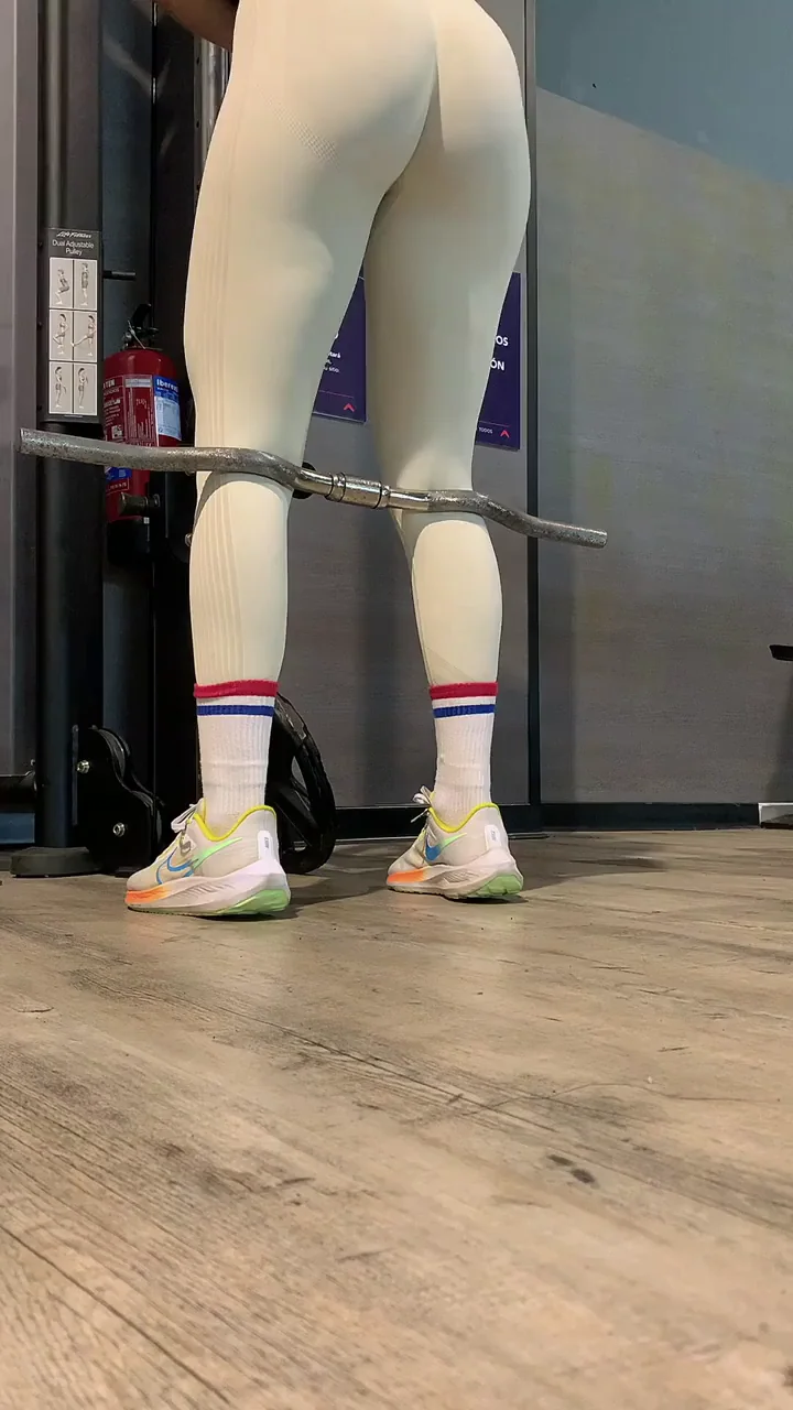 [F] I wonder if I wear smaller yoga pants if I could grab more attention at my gym