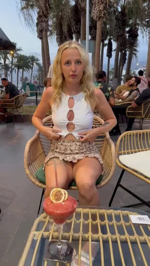 🔥 Flashing My Juicy MILF Tits on Our Hot Date 😈🍹
