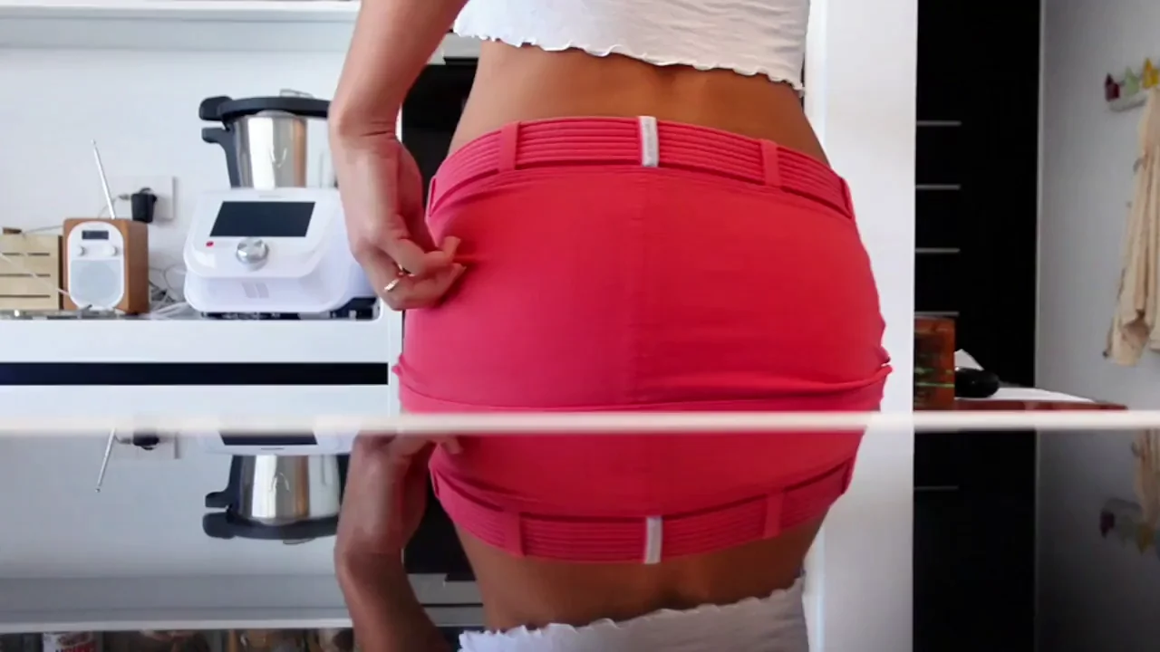 Filling My Tight Asshole with a Juicy Buttplug 😈🍑