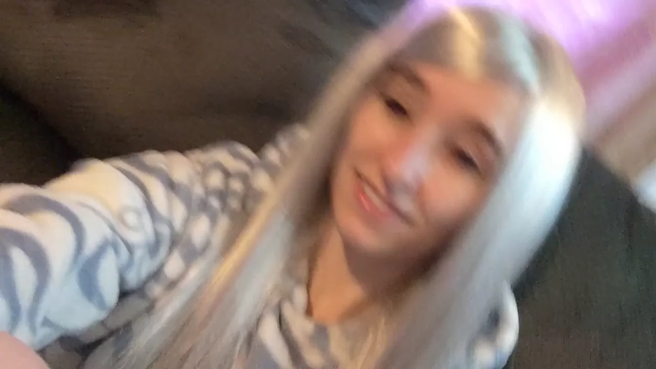 Stella is here to please pelfie lovers!