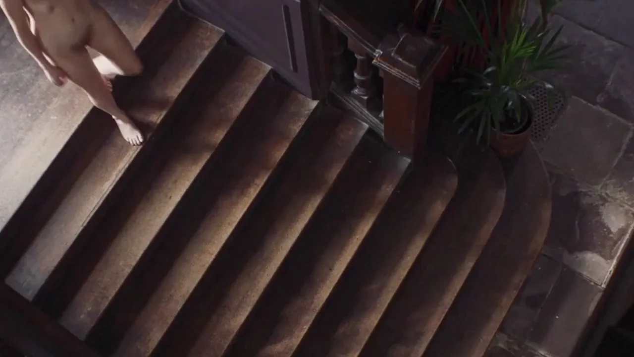Odessa Young, naked house exploring plot from Mothering Sunday (2021)