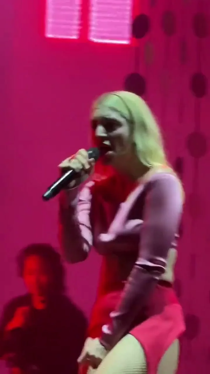 Lorde's Juicy Ass Cheeks Teasing on Stage