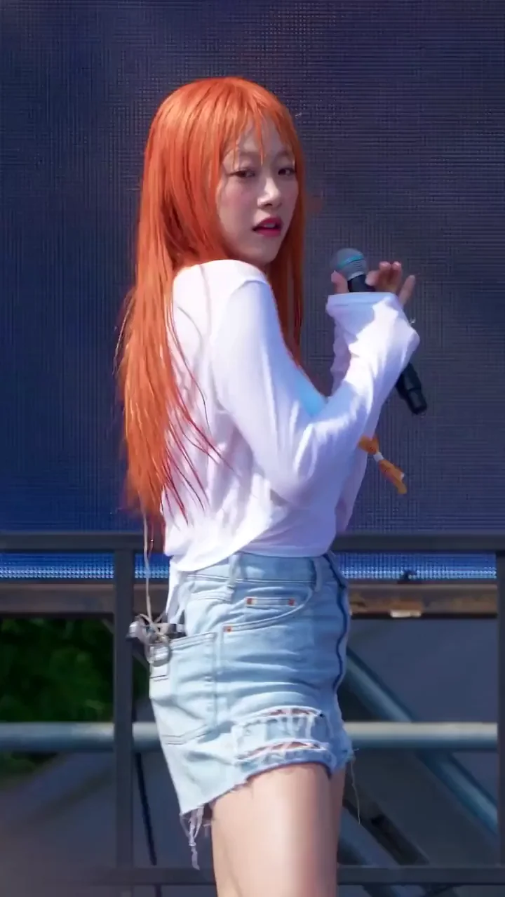 🔥 Cignature Jeewon's Thicc Ass Tease on Stage 💦