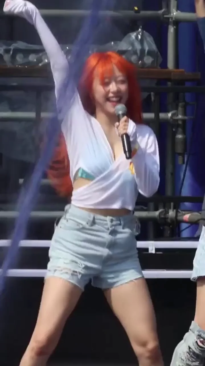 🔥 Cignature Jeewon's Fiery Redhead Ass Bounce & Tease on Stage 💥