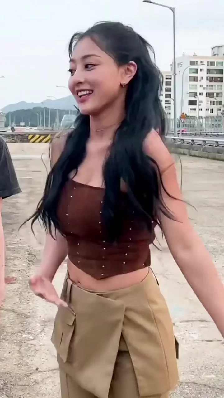 🔥 TWICE Jihyo & Chaeyoung Tease in Tight Outfits 💦 Kpop Fap Fuel
