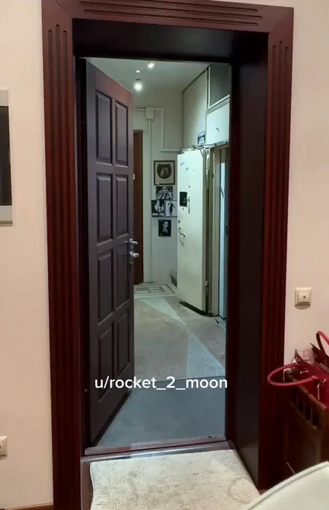 Flashing pussy, ass & tits for delivery guy [GIF]