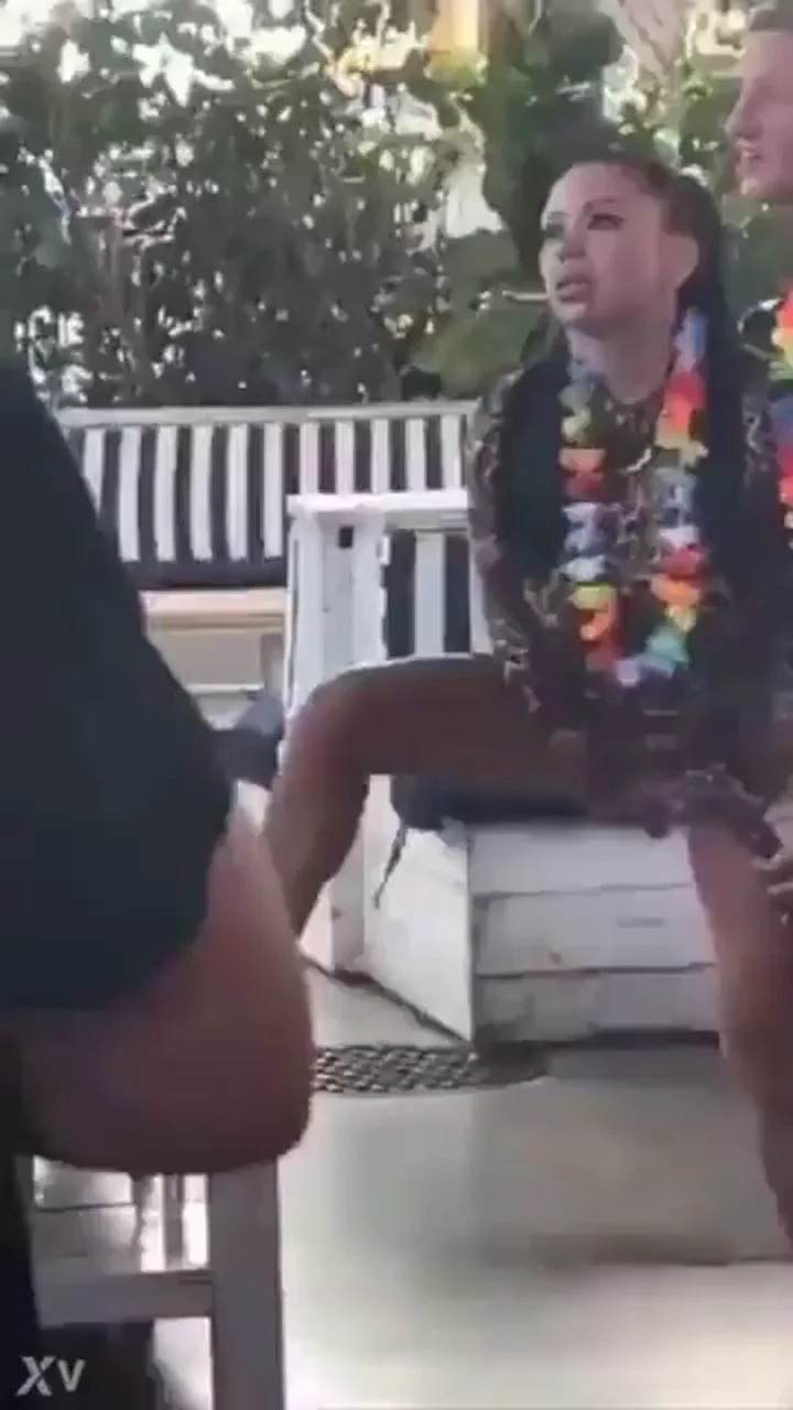 Fingering herself and squirting at brunch