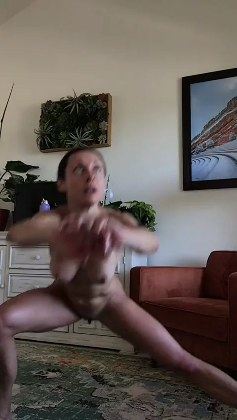 🔥 MILF Conquers Final Workout Minutes Naked & Sweaty 💦🍑