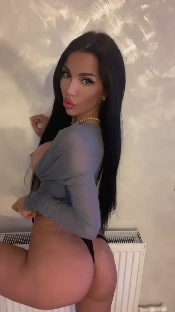 Get Lost in These Eyes of Bimbo Charm