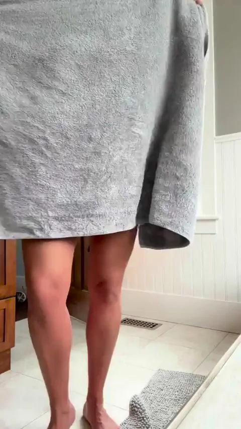 MILF's Towel Tease Magic: Watch Her Tits Make You Rock Hard 🍆💦