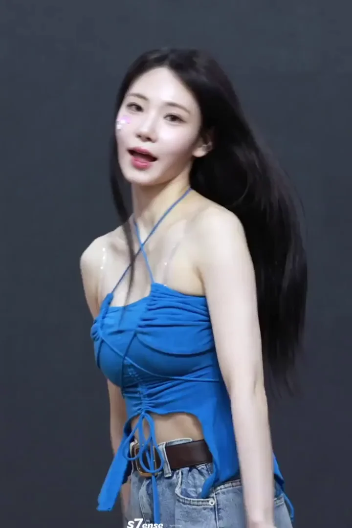 🔥 TripleS Nakyoung Teasing in Tight Blue Top & Jeans 😈