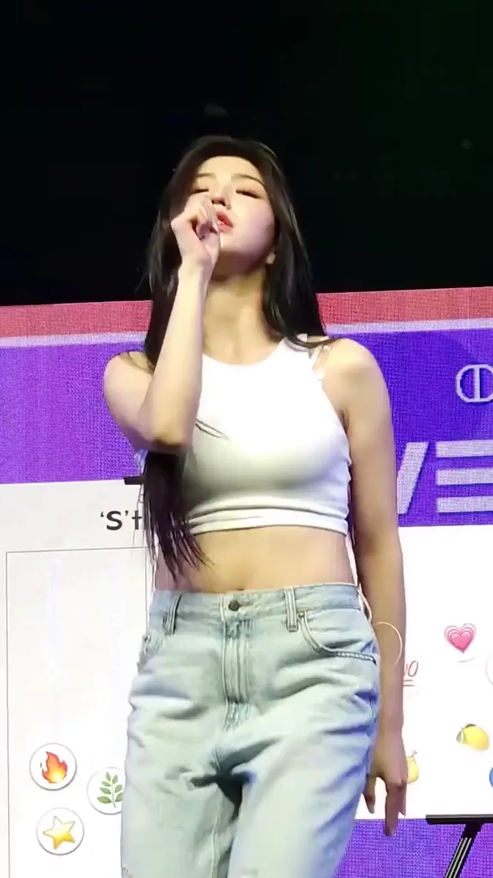 🔥 Sohyun from tripleS Teasing in Tiny White Crop Top & Tight Jeans 💋