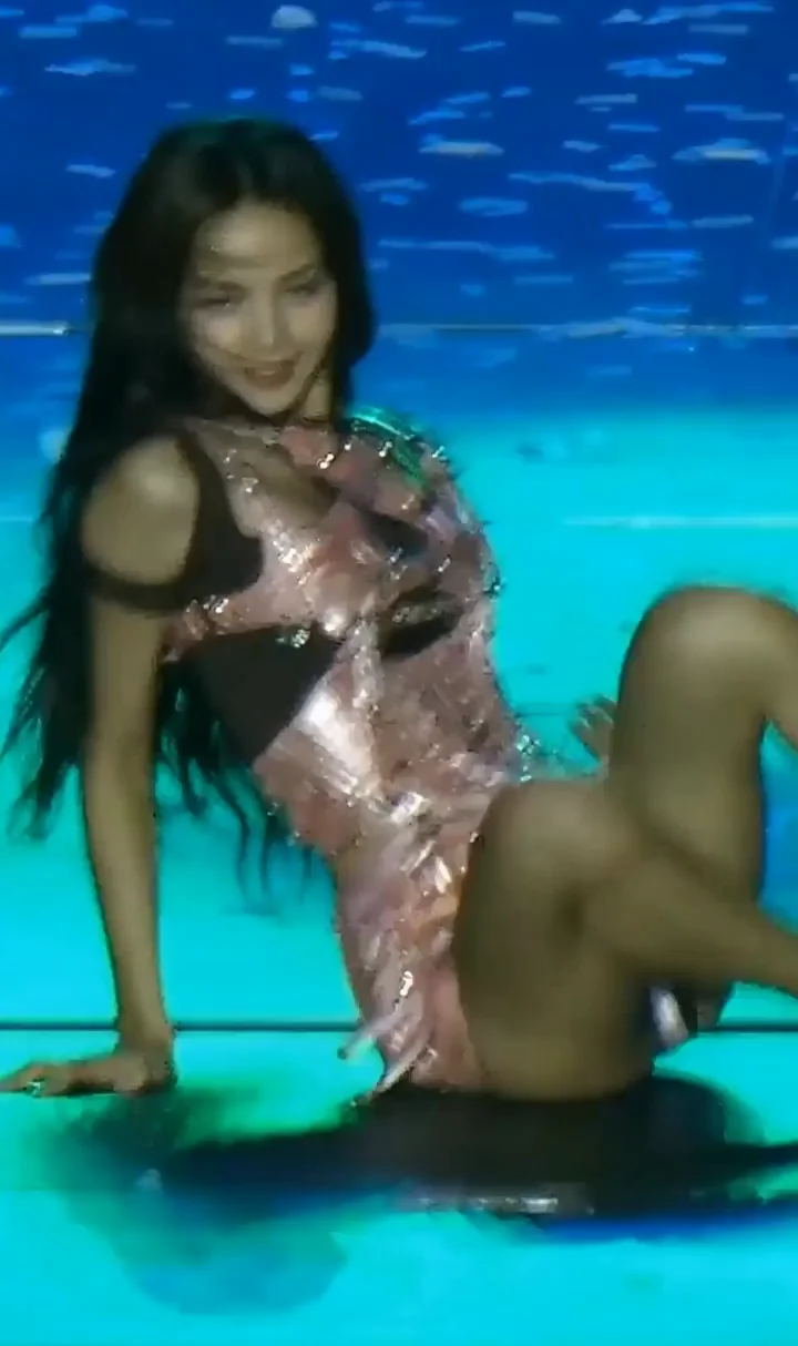 🔥 Blackpink Lisa's Slutty Stage Tease 💦