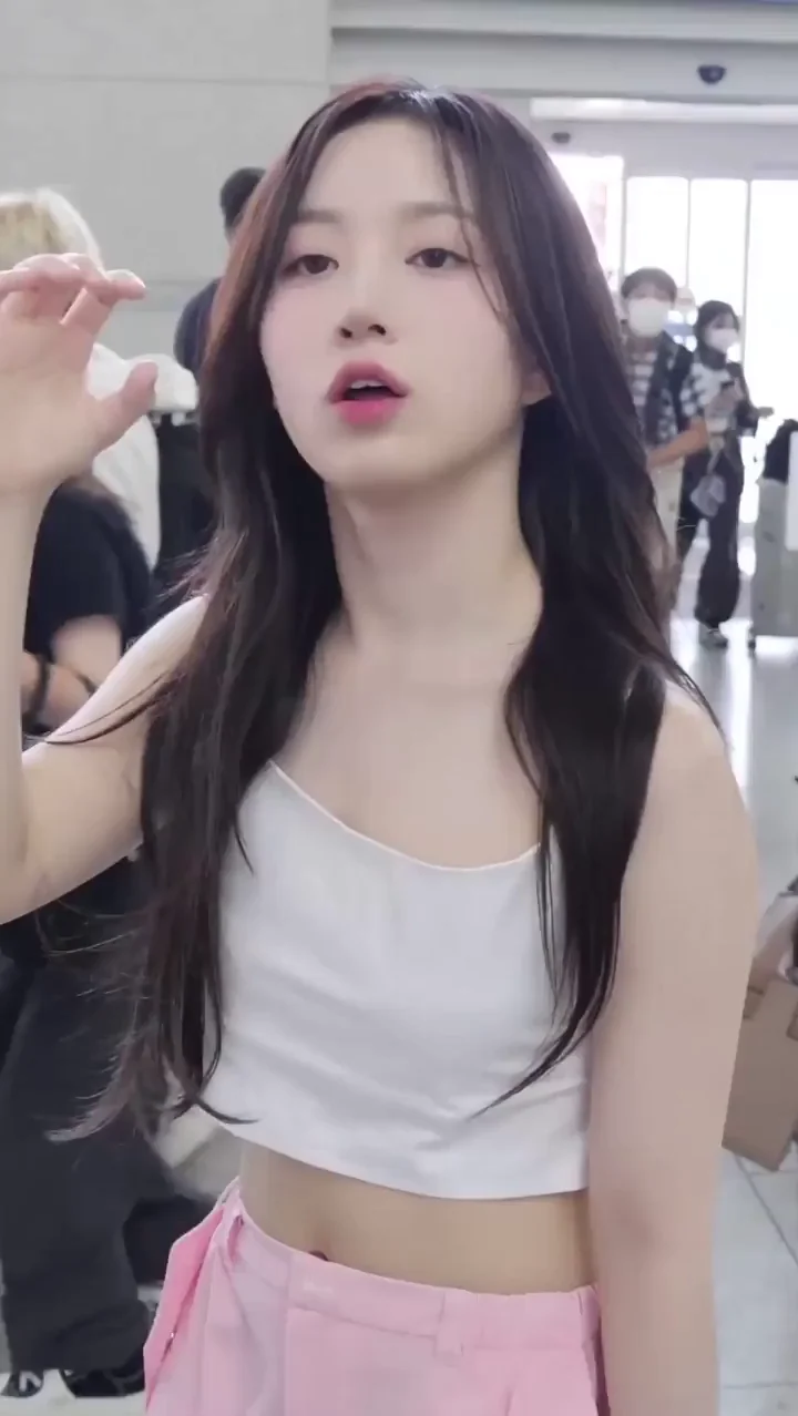 Haewon NMIXX Airport Tease: Crop Top Slutty Waves