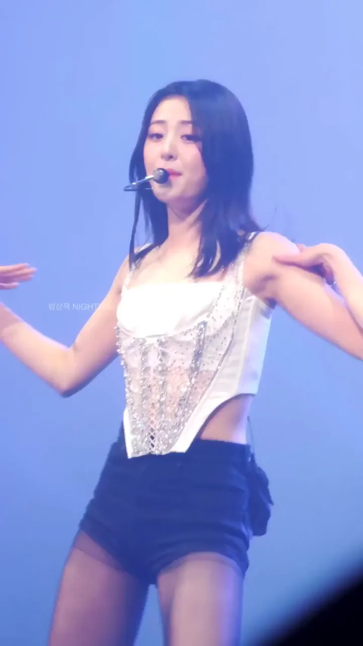 LE SSERAFIM - YUNJIN