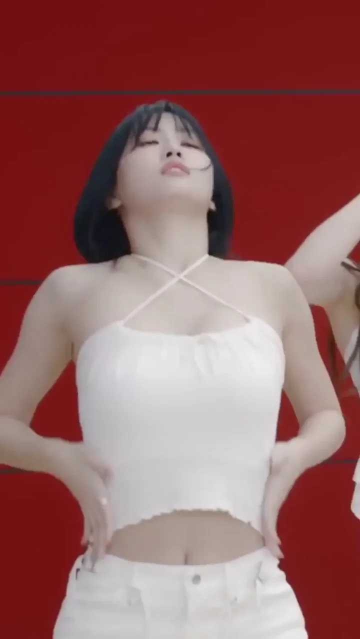 🔥 TWICE Momo's Slutty Dance Tease in Tiny Crop Top 😈