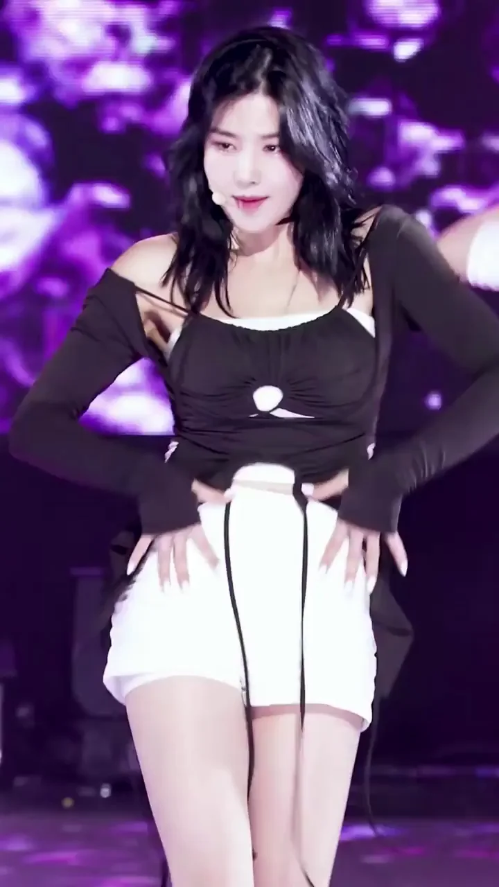 Kwon Eunbi's Slutty Stage Tease in Tiny Shorts