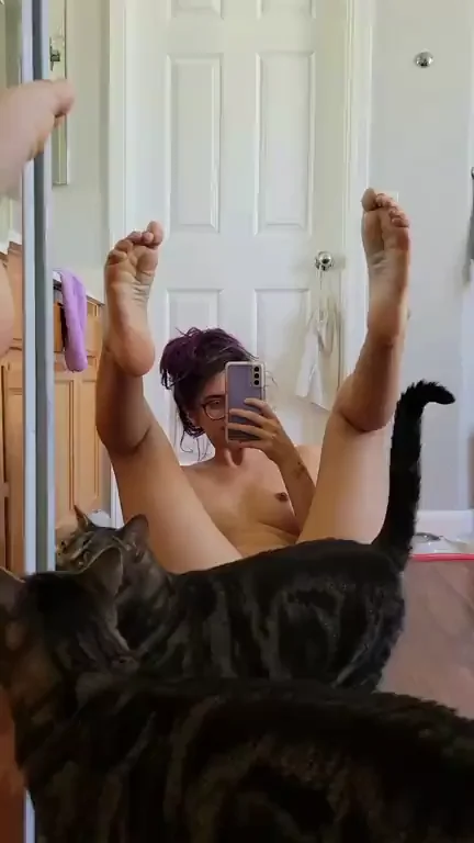 coincidental double pussy reveal ?