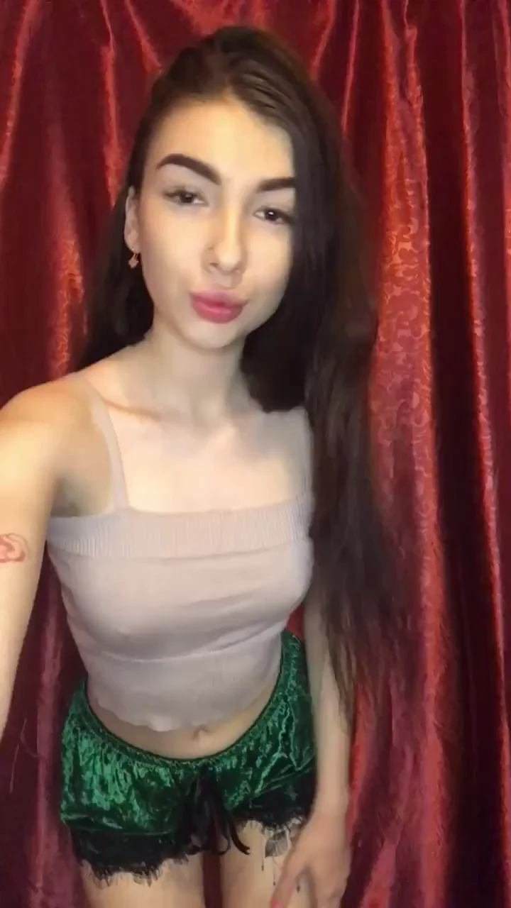 No Asking Needed, Babe's Dropping Cloth for Juicy Tits Reveal 😈🍒