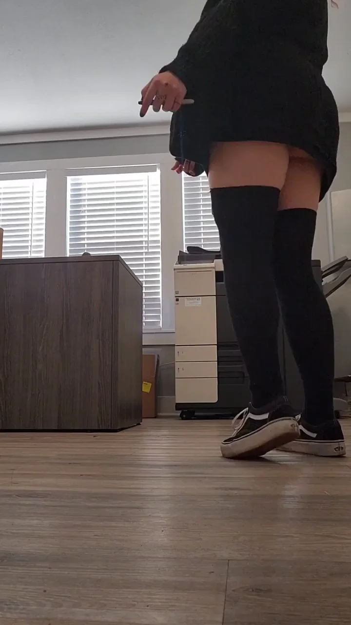 Oopsie Office PAWG Bends Over – Thick Ass Tease Gone Wild