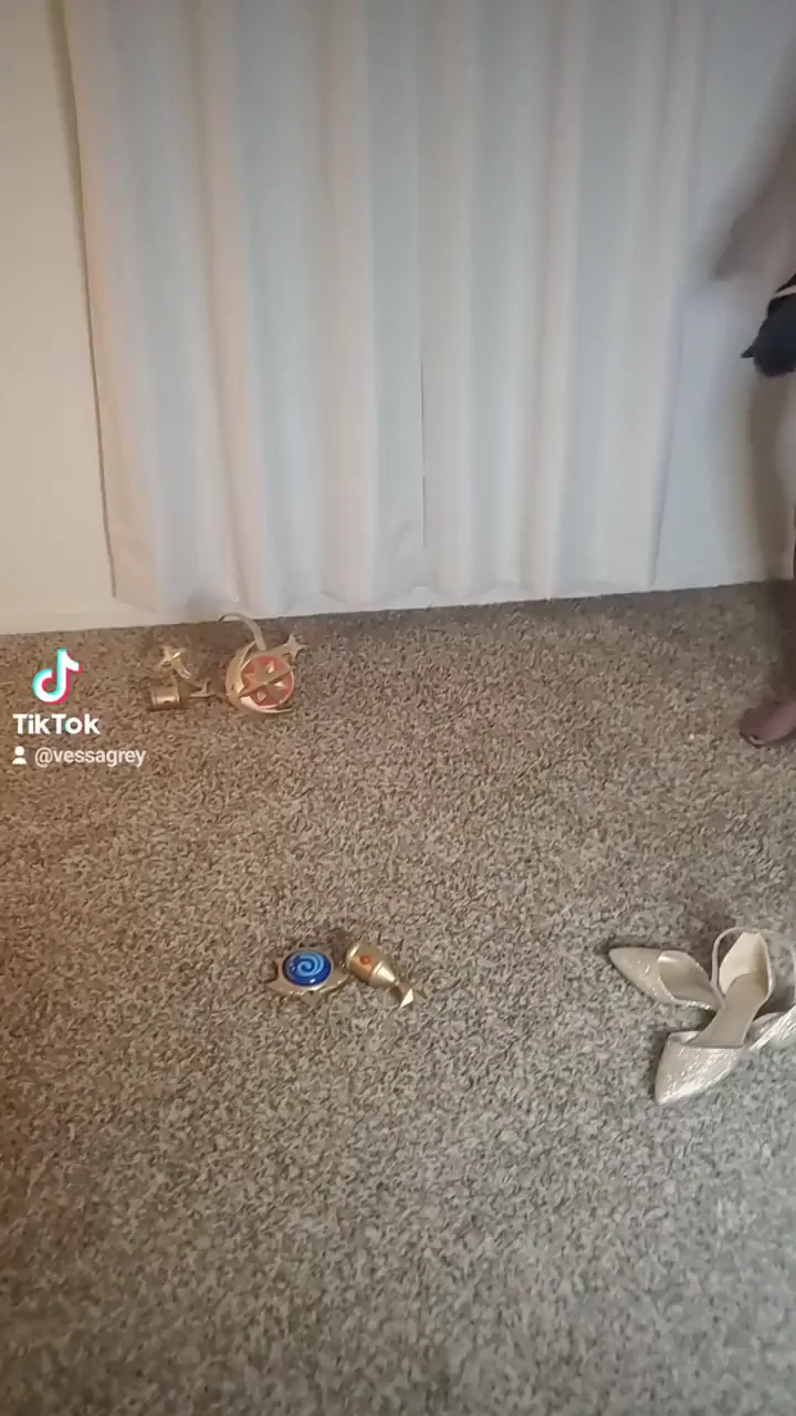 Mona's Epic Splits Tease 💦 TikTok Slut Signature Move 😈