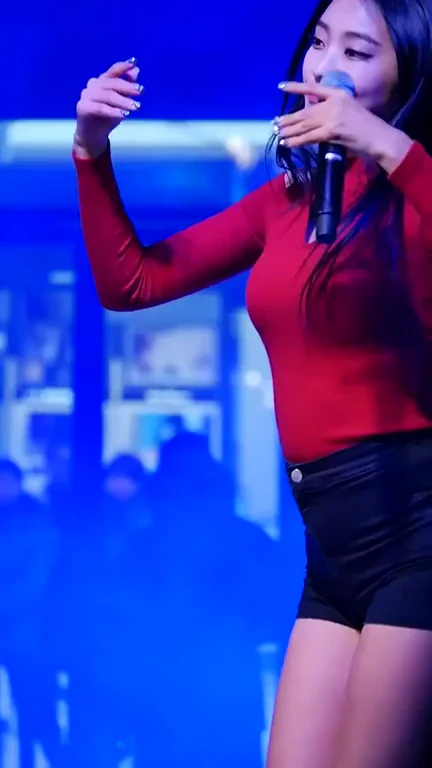 Sistar Bora's Sexy Red Top & Tiny Shorts Tease 🔥🍑