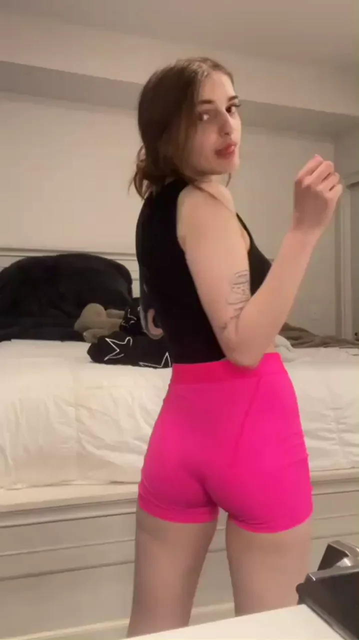 Petite White Chick's Massive Pink Booty Twerk Explosion!