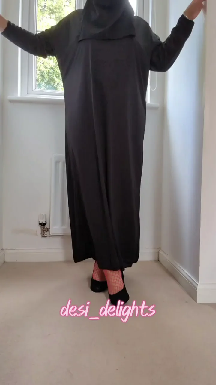Bored Hijabi Housewife's Naughty Daytime Tease