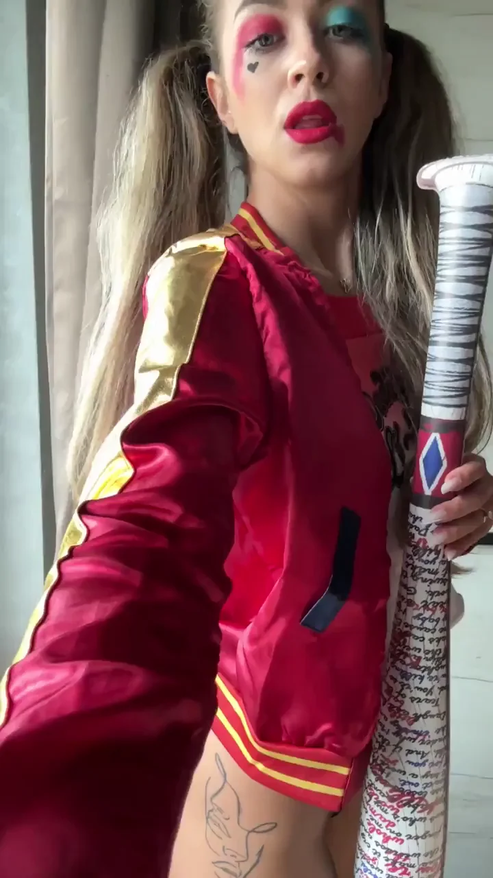 19yo Harley Quinn Tease with Massive Bat Cock 😈🍆