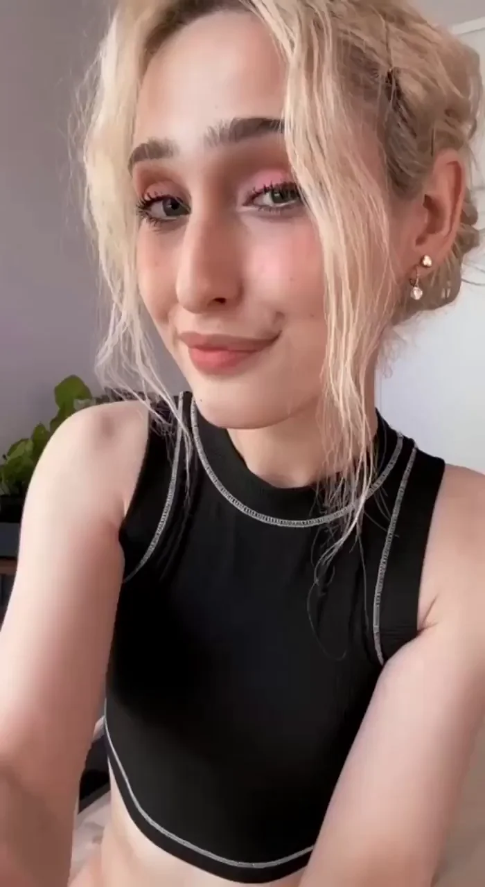 Would you accept nudes from a petite trans girl like me? 🥺
