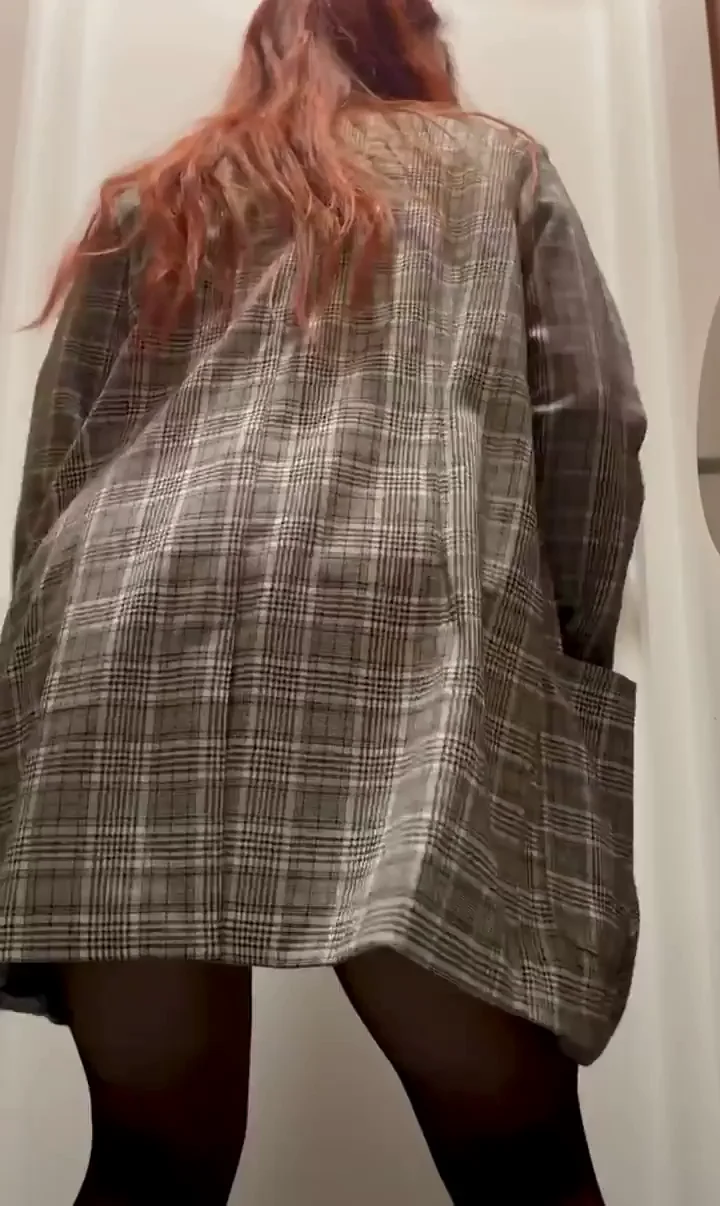 How long would you last without putting your hands on her butt?