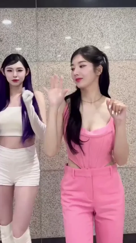 Kwon Eunbi ft. Chu Shin ah (choreographer & dancer)