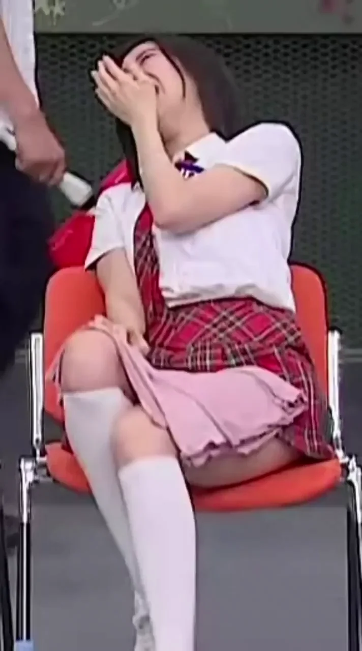 🔥 ITZY Ryujin Schoolgirl Skirt Tease & Giggle 😈