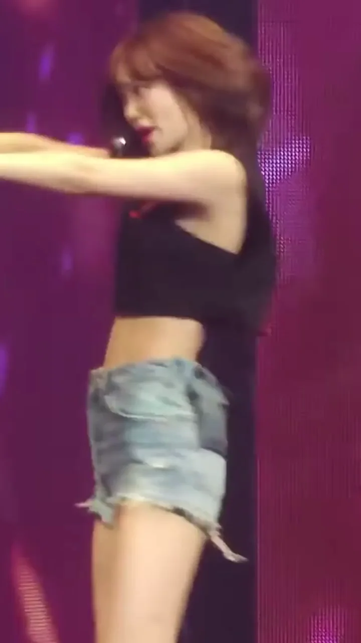 🔥 Chaewon from Le Sserafim Teasing in Tiny Shorts & Crop Top 😈💦