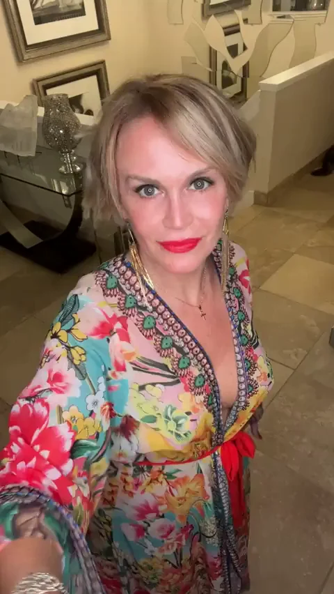 Aspen Cougar MILF Teases with Natural Tits & Juicy Ass Strip 💋🐯