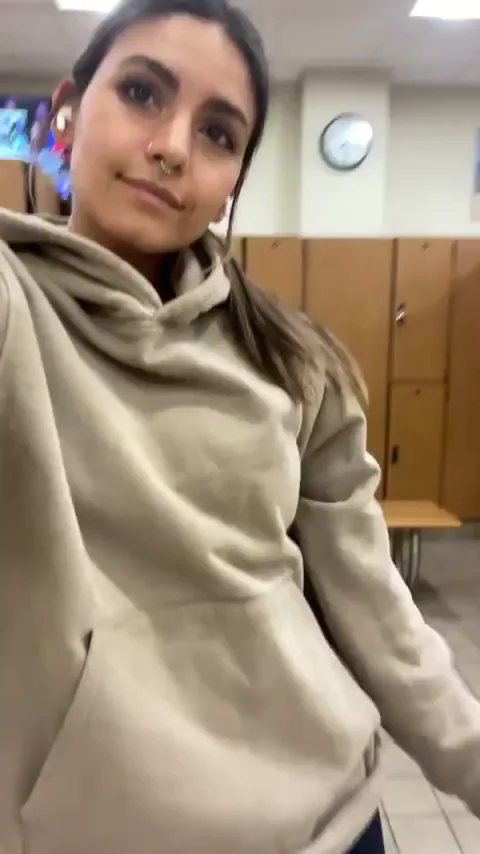 No Panties Cameltoe Tease in Tight Yoga Pants 💦👅