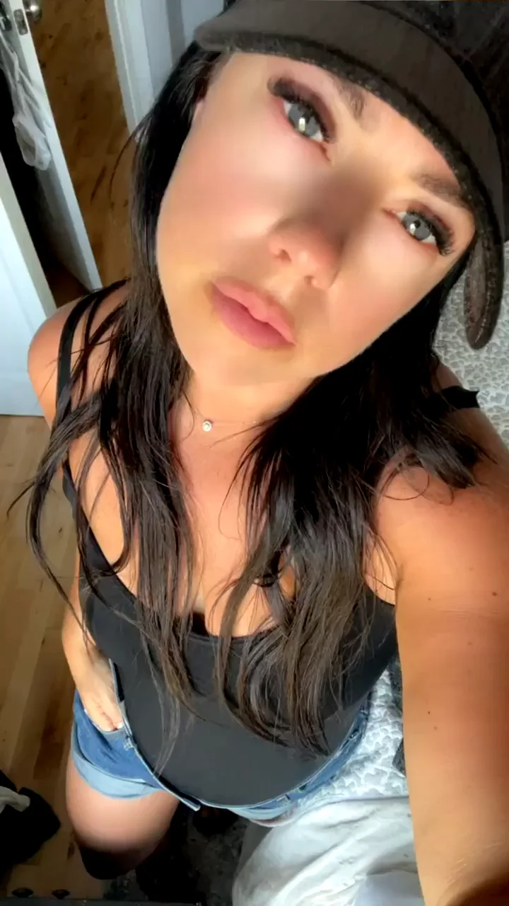 Let me be your naughty neighbor