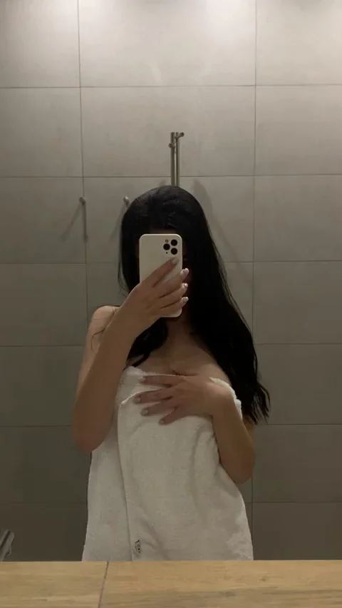 Insane Grip-Worthy Waist in Towel Tease
