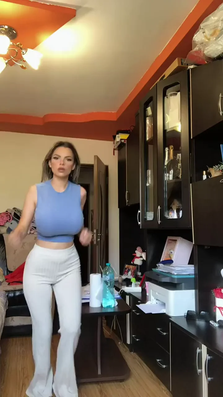 🥵 Busty Babe's Tits Bouncing Wild While Running 🏃‍♀️💥