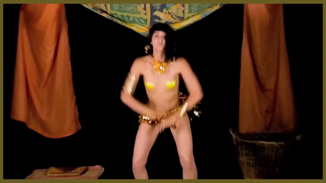 Here's how I got my sexy tummy, by dancing all my life, and now I dance with a bikini outfit to show it to you [GIF]
