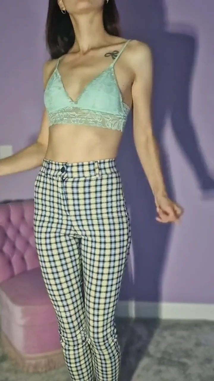 🍑 Skinny Tail Babe's Tight Pants Bulge Tease 😈