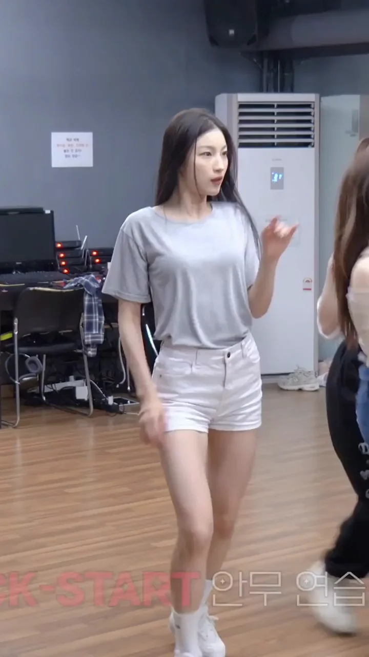 🔥 Yeju from Ichillin' Shakin' That Slutty Ass in Tiny Shorts 💦