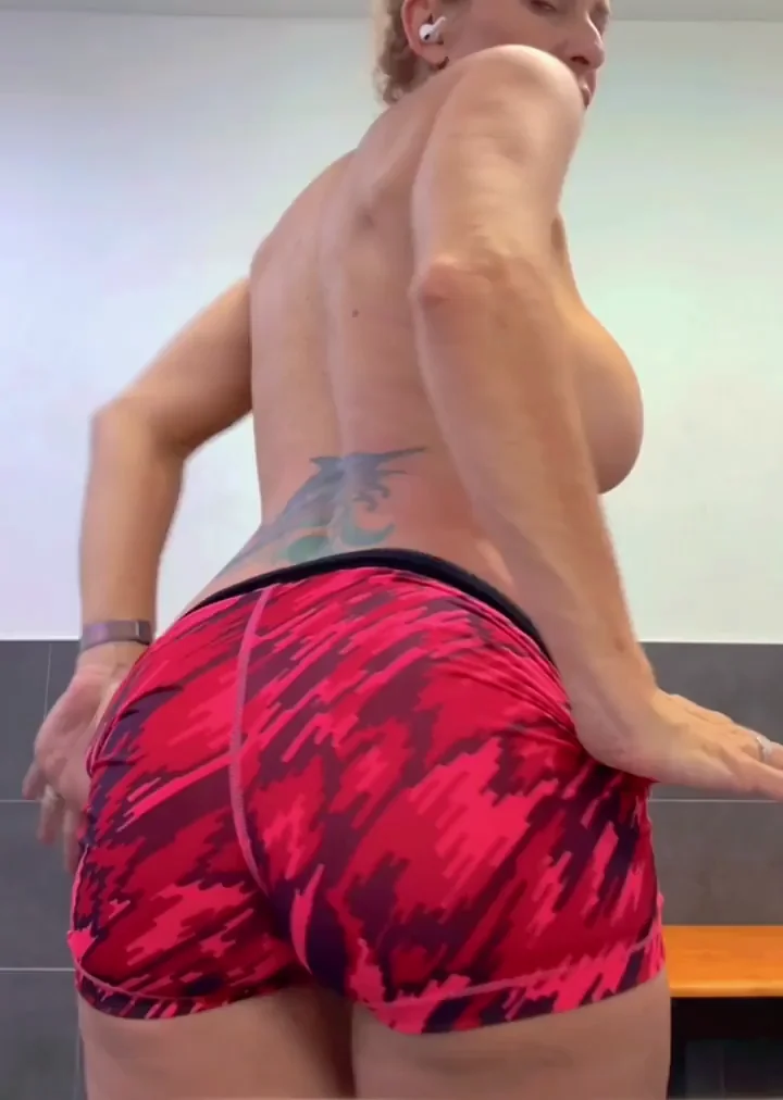 Sweaty PAWG MILF's Juicy Yoga Pant Ass Tease 💦🍑