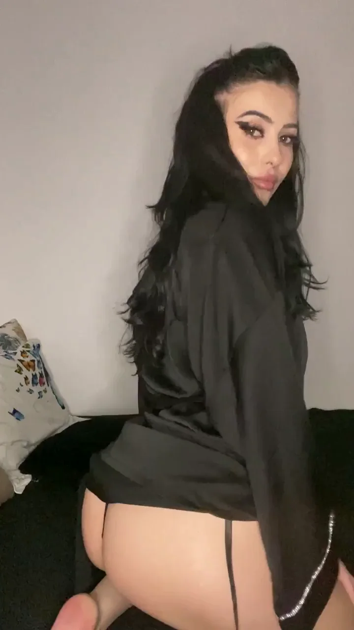 Would you let me twerk on your face, knowing that I could squirt in any moment?